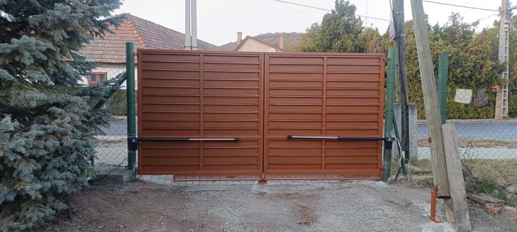 Egy újabb kétszárnyú kapu,ami elkészült.